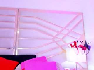 sophie-newton's CamSoda show and profile