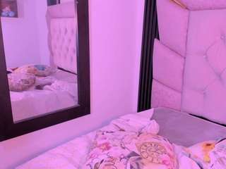 dominique-110 webcam