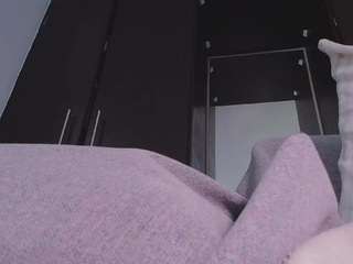 Este modelo está ao vivo agora. hotlipsxo
