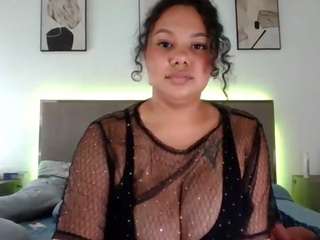 freaknique's CamSoda show and profile