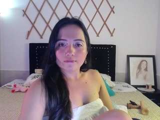 naughtygirlmmm webcam model
