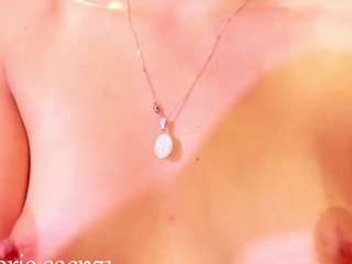 doll-ssquirts live cam preview