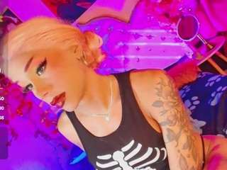 le modèle alexa-naughty est en webcam porno dans un show sur le site camsoda, il possède les tags suivants: anal toys,average,brown eyes,fetish,no smoking,orgasm,red hair,spank,hd,small tits