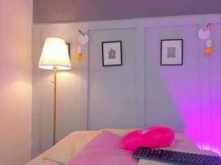 Live webcam model little-natt on Soda Cams