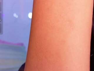 littlee-emily live on CamSoda