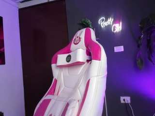 emilyjhonsonn Black hair live webcam