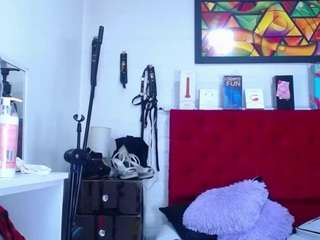 louisenails Live Webcam on CamSoda
