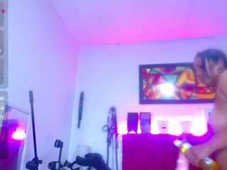louisenails Live Webcam on CamSoda