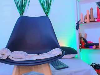 louisenails live cam profile