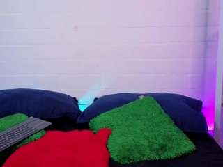 louisenails Live Webcam on CamSoda