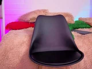 louisenails live cam — abs, oil, mature