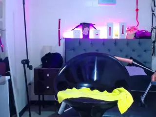 louisenails's Live Sex Cam Show
