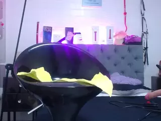 louisenails's Live Sex Cam Show