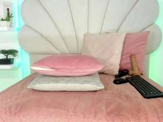 daniela-tovar's CamSoda show and profile