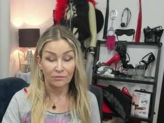 luxcrystal's CamSoda show and profile