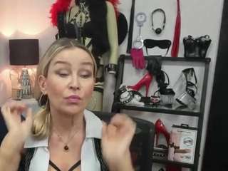 luxcrystal's CamSoda show and profile