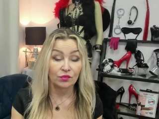 luxcrystal's CamSoda show and profile