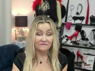 luxcrystal's CamSoda show and profile