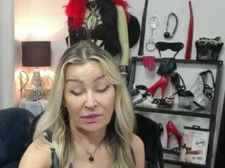 luxcrystal's CamSoda show and profile