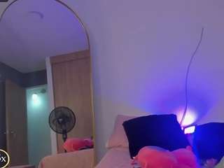 dominiquee25's CamSoda show and profile