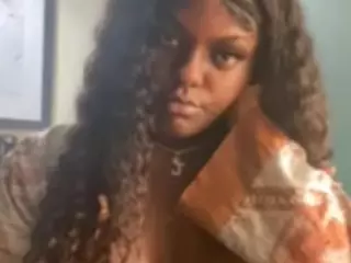ChocolateHennessy's Live Sex Cam Show