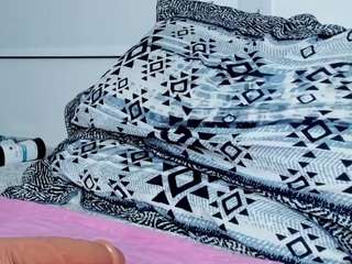 le modèle sarita-bigbooty est en webcam porno dans un show sur le site camsoda, il possède les tags suivants: ass,asshole,tease,tattoos,strip,spank,smoking,pussy,orgasm,hairy-pussy,flashing,fingers,feet,drinking,dildo,cum,brown eyes,blowjob,black hair,bedroom