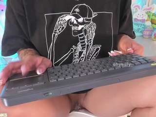 ohyesly's CamSoda show and profile