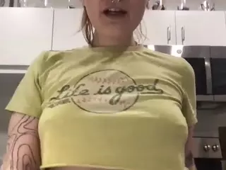 peaches's Live Sex Cam Show