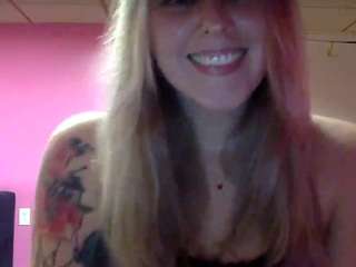 thicc-tattooed-bitch webcam