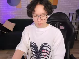 YunGlas's Live Sex Cam Show