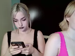 Lucia X and Gigi's Live Sex Cam Show