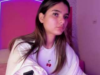 Emylie Sexy Body