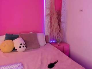 Emylie sexy body