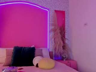 Emylie sexy body