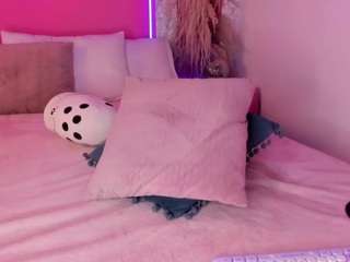 Emylie sexy body