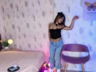 Emylie sexy body