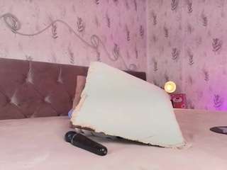 Emylie sexy body