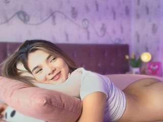 Emylie sexy body