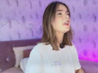 Emylie sexy body