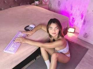 Emylie sexy body