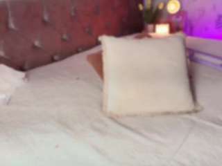 Emylie sexy body