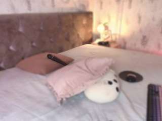 Emylie sexy body