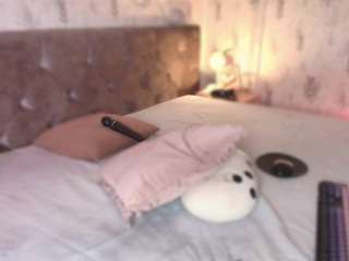 Emylie sexy body