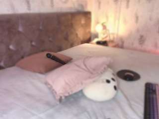 Emylie sexy body