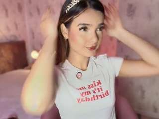 Emylie sexy body