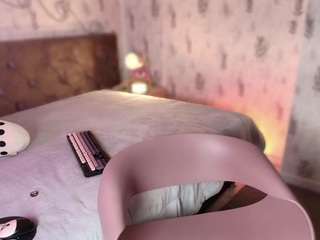 Emylie sexy body