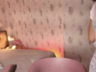 Emylie sexy body
