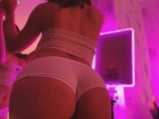 Emylie sexy body
