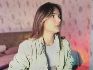 Emylie sexy body
