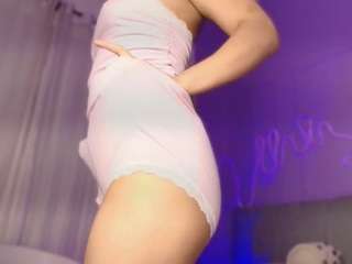Emylie sexy body